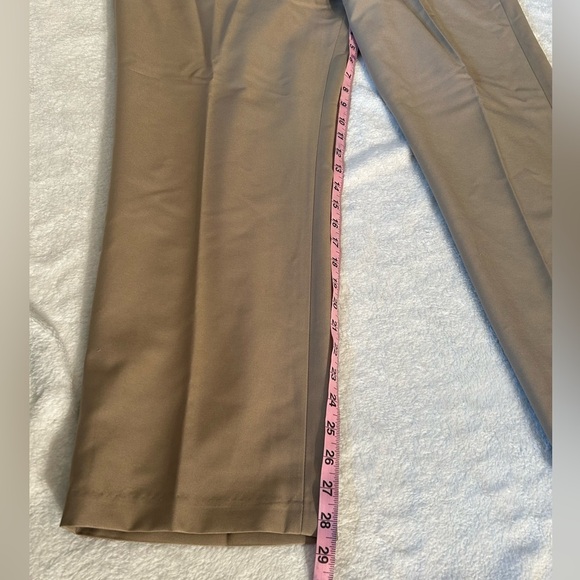 Men's Classic-Fit Wrinkle-Resistant Pleated Chino Pant size 42w x 29L - Picture 5 of 9